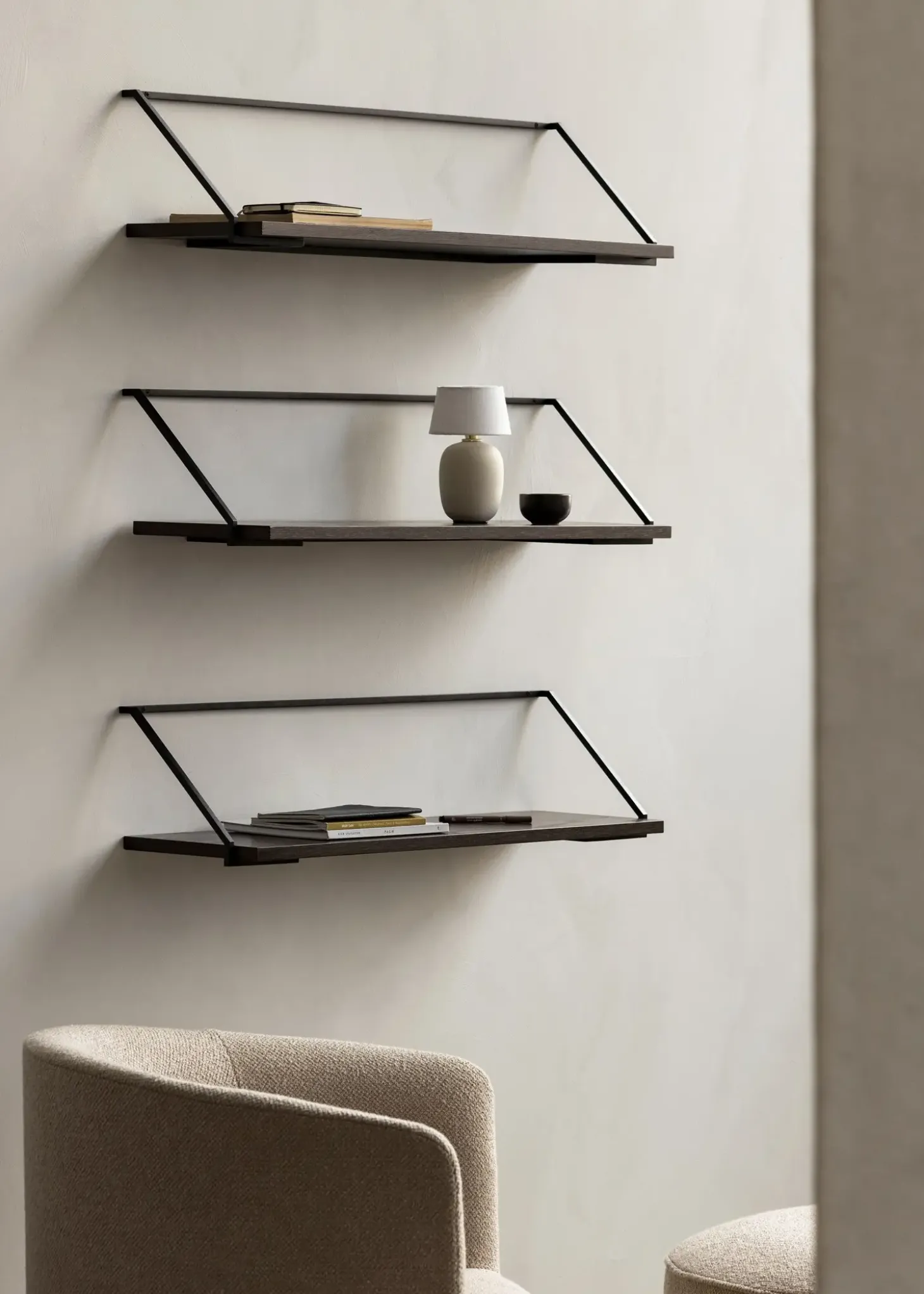 Audo Copenhagen - Hylde 92 cm - Mørk egefiner - Rail Shelf, Stained