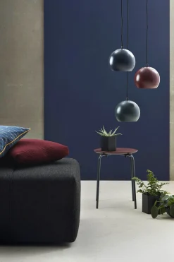 Ball pendel - mørkeblå/mat (Ø 18 cm) m. sort stofledning