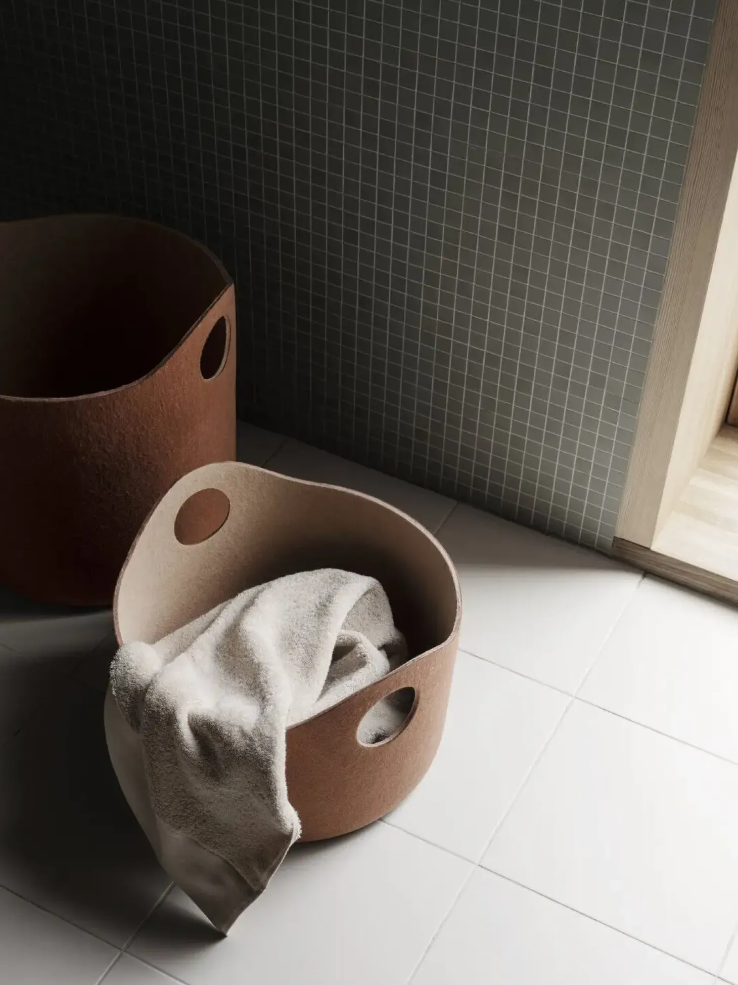Blomus - Felt Basket M - Rustic Brown/Tan - TIGGY