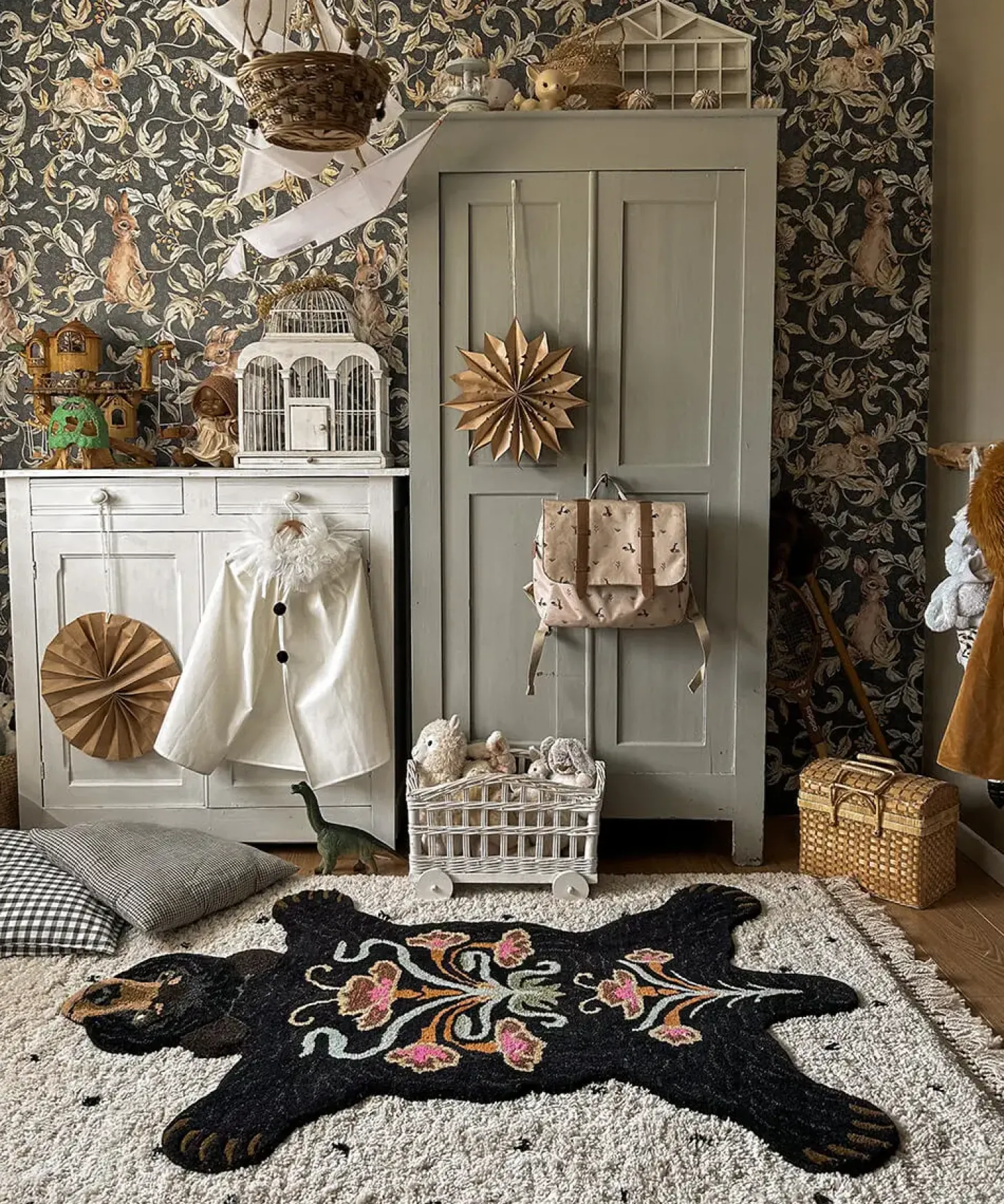 Doing Goods - Sort bjørne tæppe - Blooming Black Bear - Large - 143x97 cm