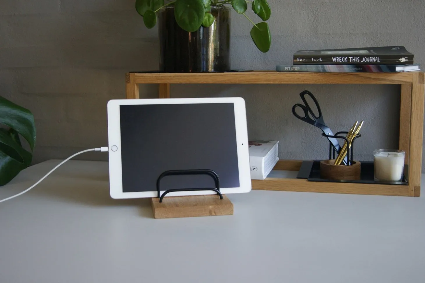 Dot Aarhus - Brass Dock - Tabletholder - Eg/Sort