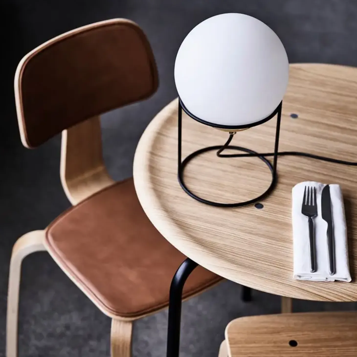 Dyberg Larsen - Moon bordlampe - Hvid