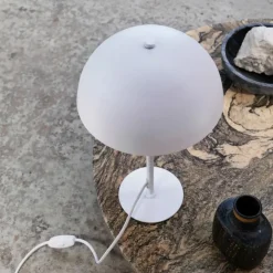 Dyberg Larsen - Stockholm bordlampe - Medium - Mat hvid, Ø: 25 x H: 43 cm