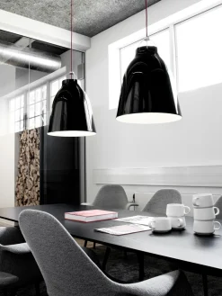 Fritz Hansen - Loftlampe - Caravaggio - Sort - P3 Large - Rød ledning 6m