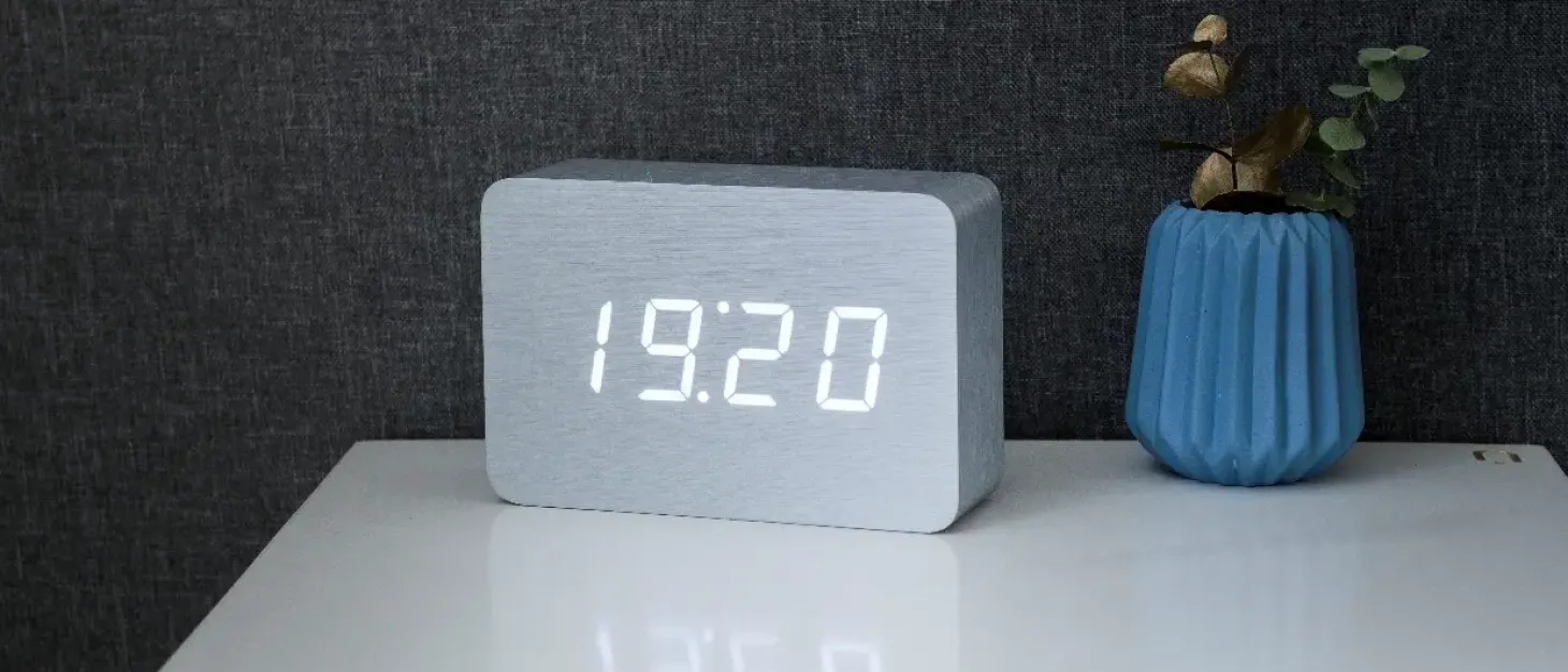 Gingko - Brick Click Clock Aluminium / White LED