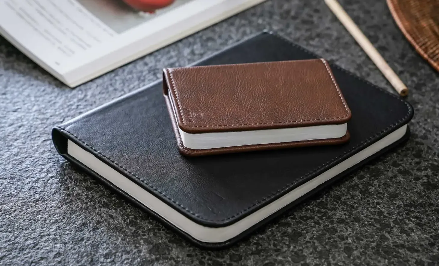 Gingko - LED Smart Booklight - Brown Leather - Mini