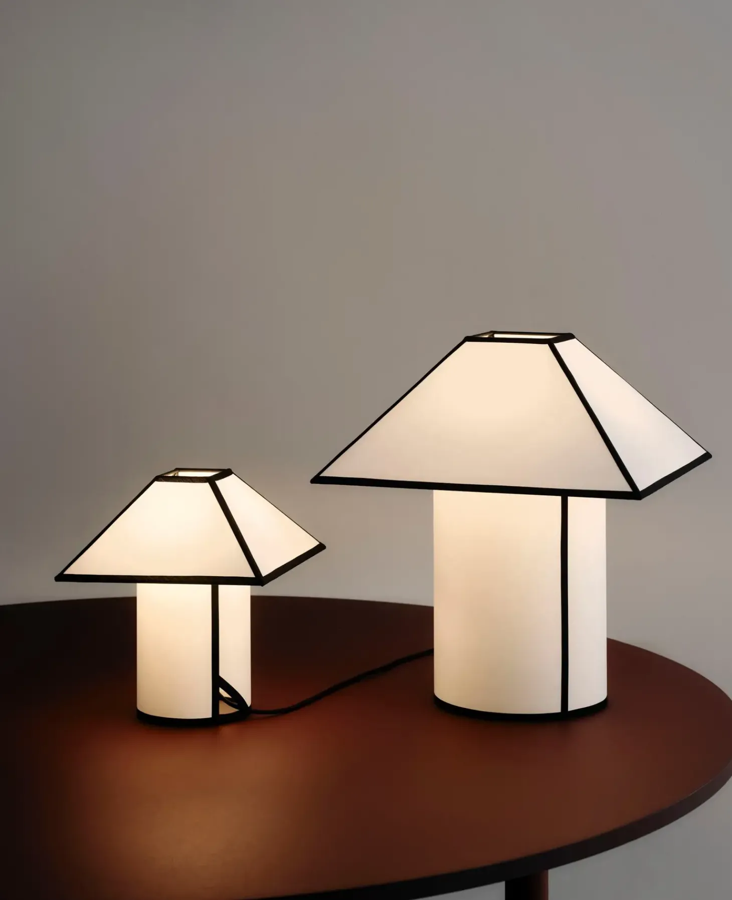 Hay - Bordlampe - Ava Pyramid - Sort/Hvid - H32 cm