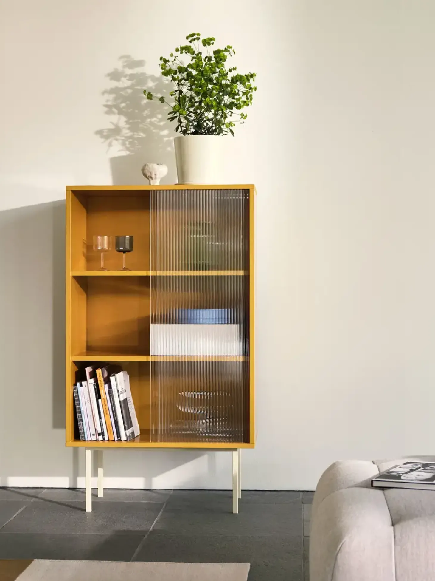 Hay - Reol til Gulv med Glaslåger - Colour Cabinet - Gul - Høj model, B75 X D39 X H130 cm