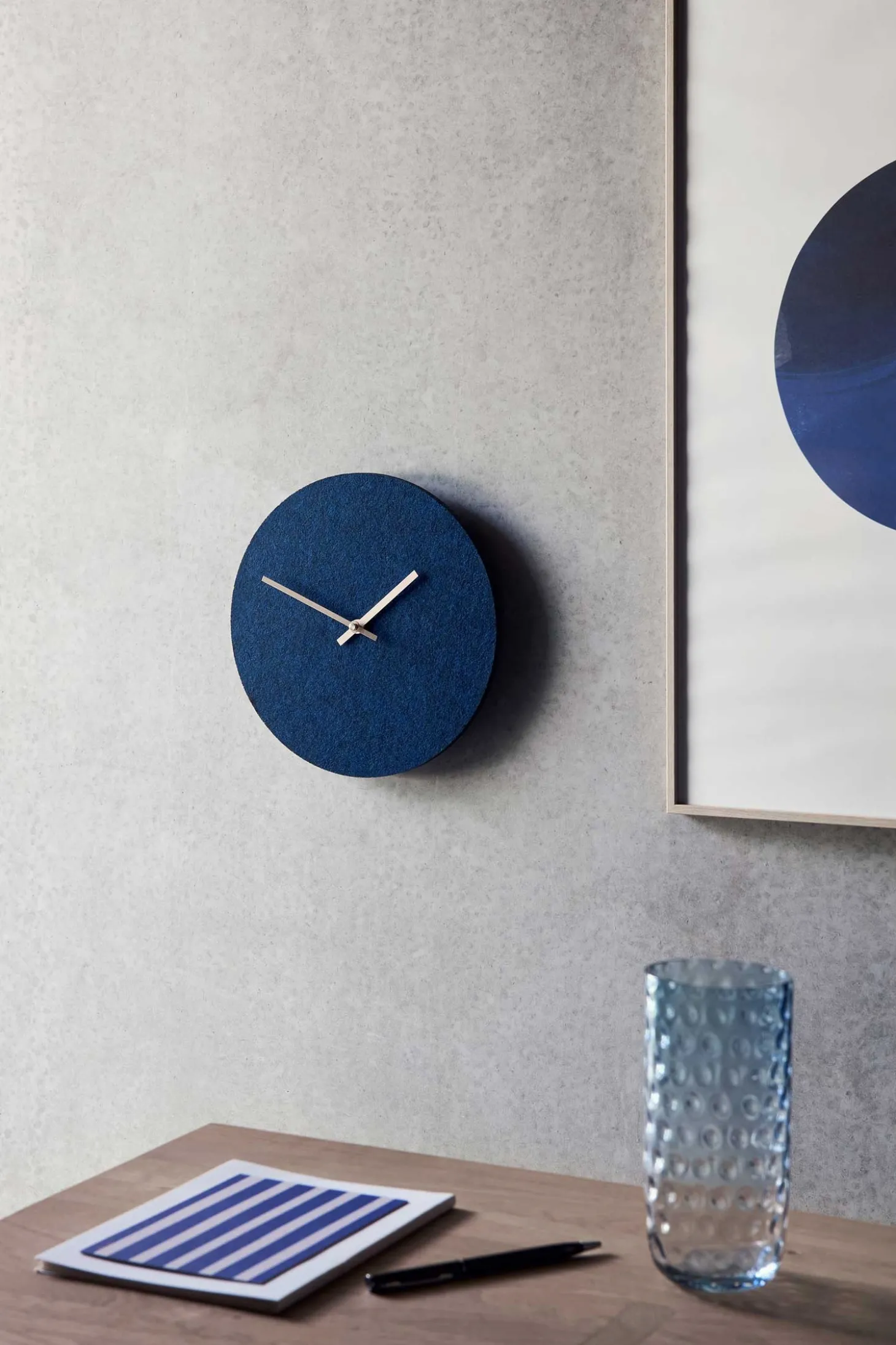 Hemverk - Vægur - Felt Mørkeblå - Ø28 cm - Kobber visere