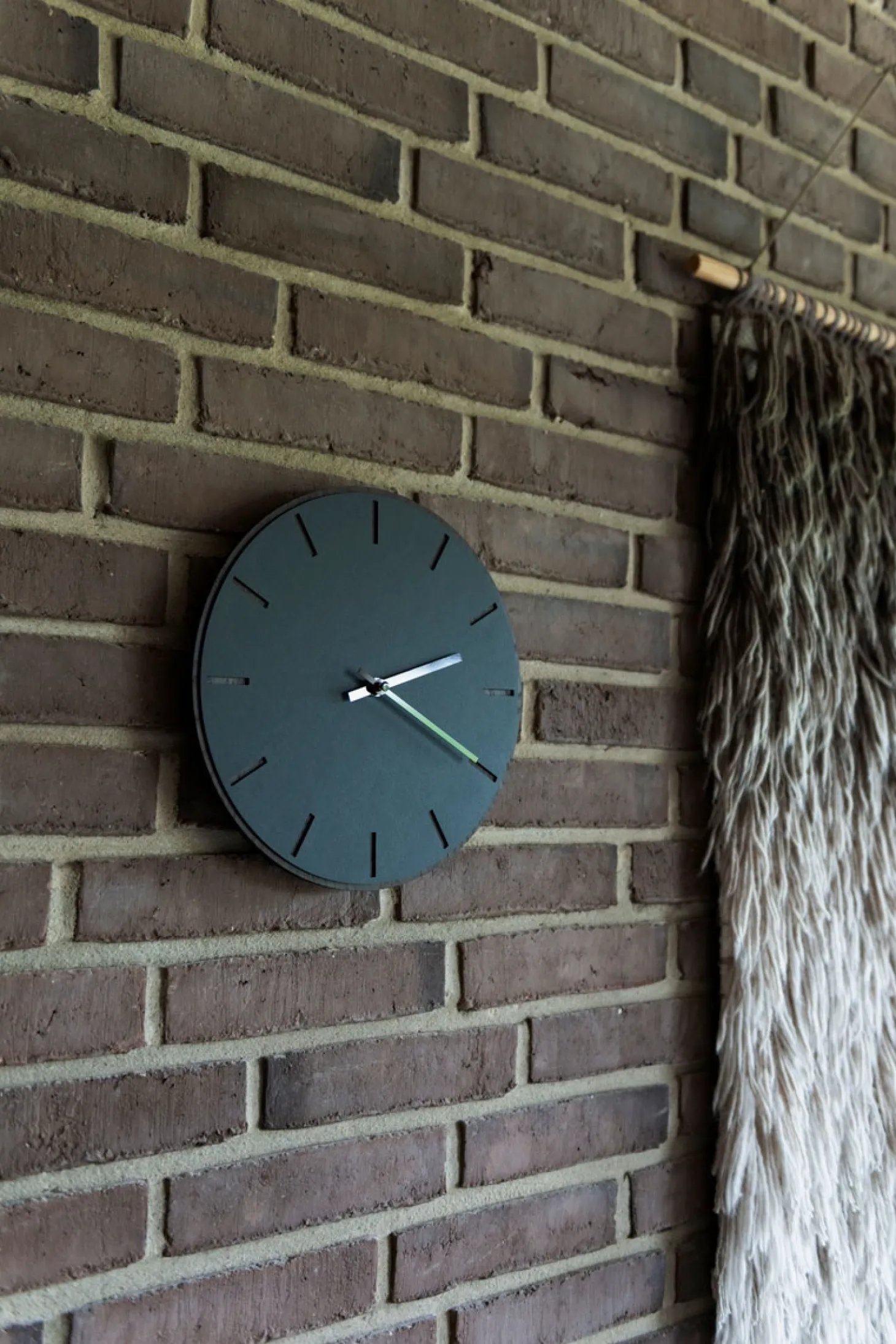 Hemverk - Vægur - Mørk Eg/Sort - Sølv visere - Ø28 cm