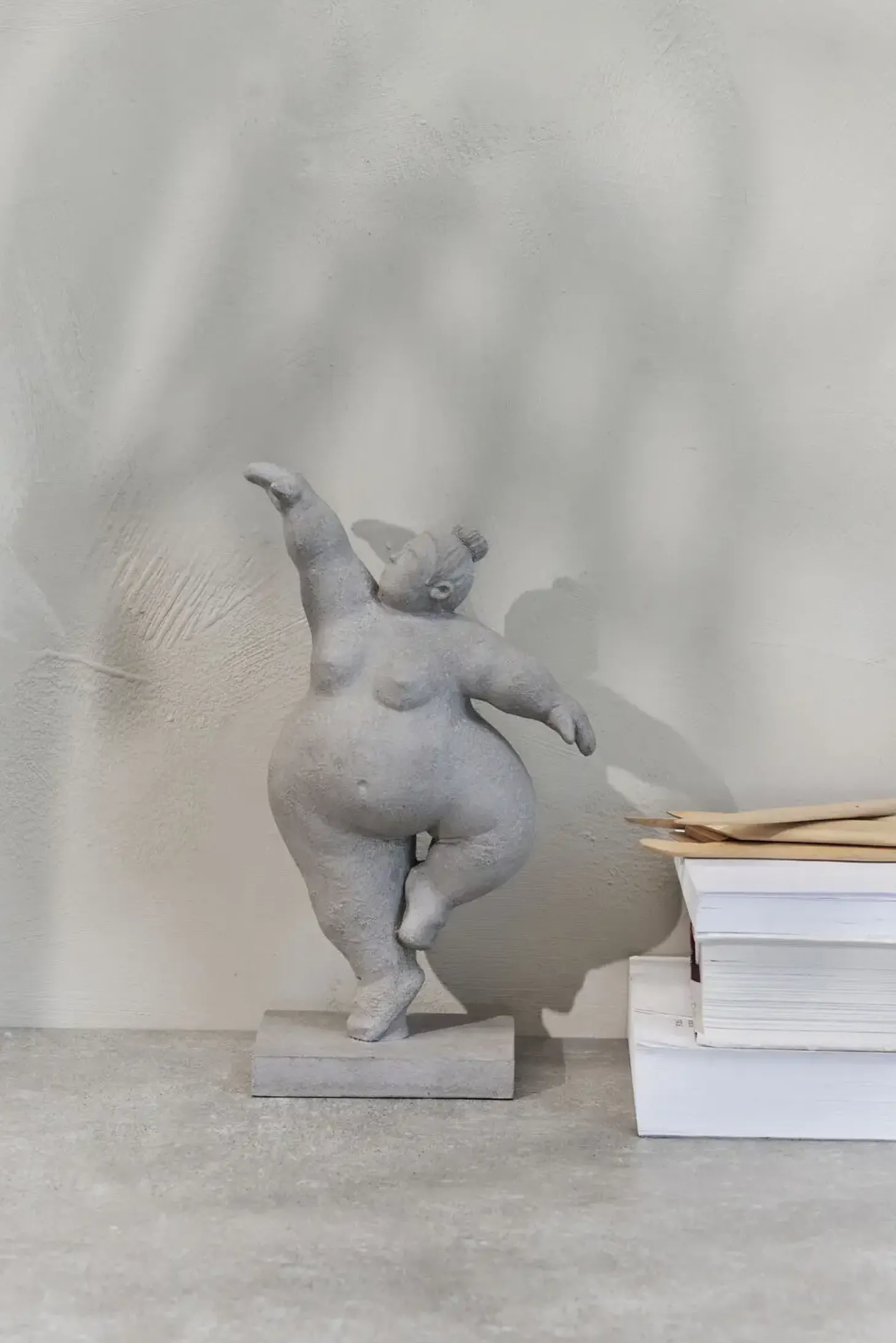 Lene Bjerre - Serafina kvinde figur H28,8 cm. grå