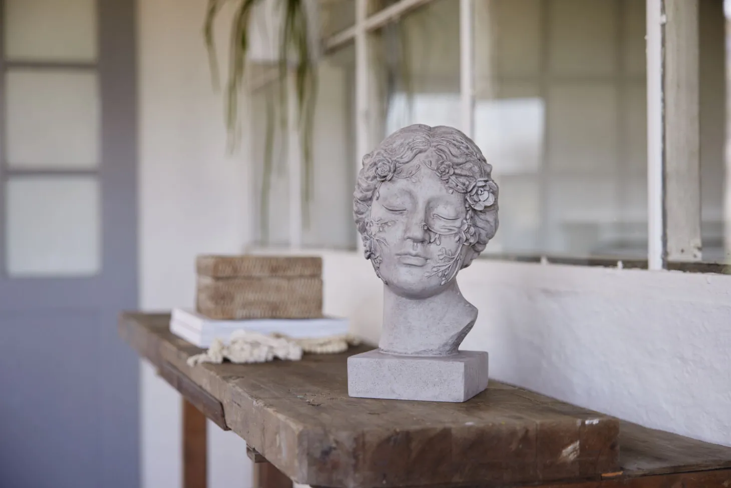 Lene Bjerre - Sielle figur kvinde m. blomster 31 cm. grå