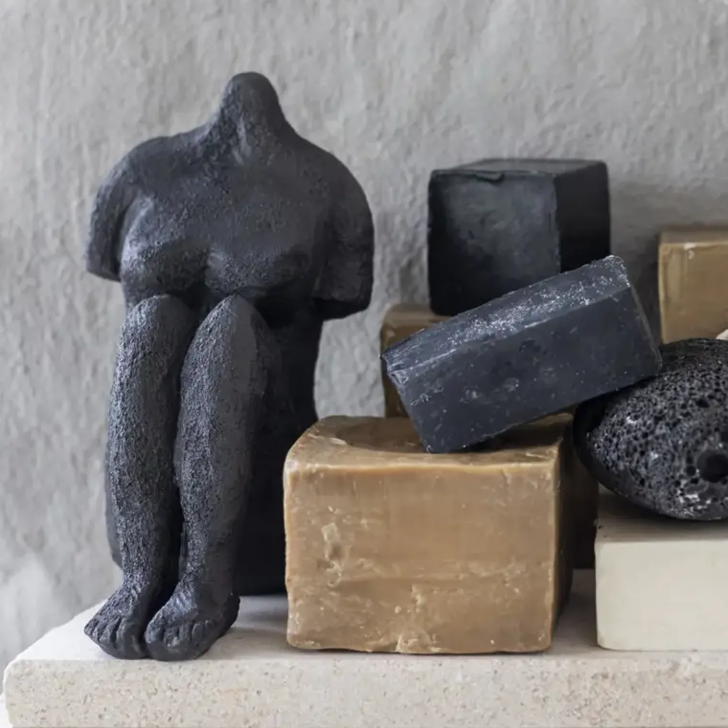 Mette Ditmer - ART PIECE Sitting Woman - Sort