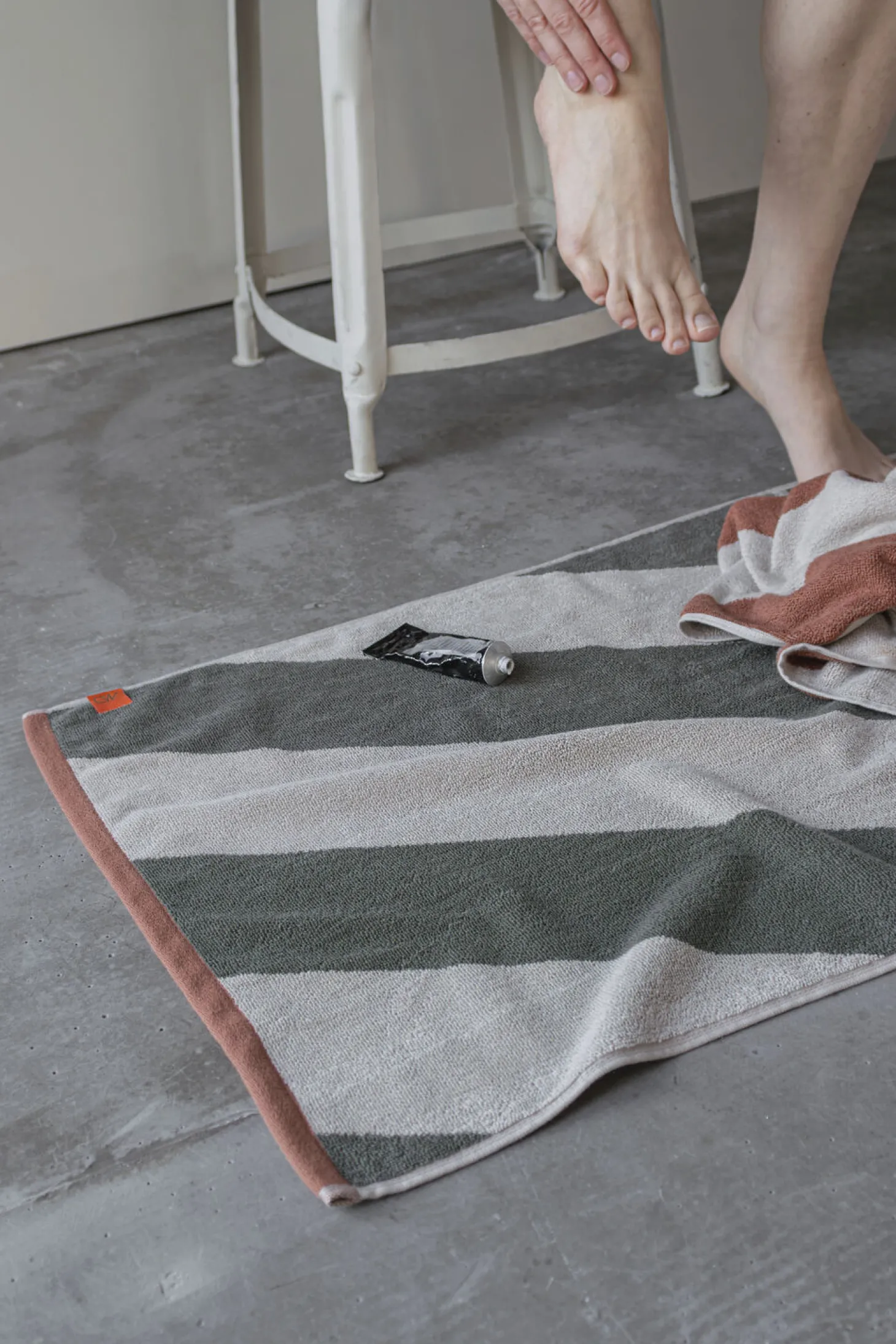 Mette Ditmer - DIAGONAL bath mat - Dark olive