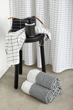 Mette Ditmer - GRID håndklæde, sort / råhvid