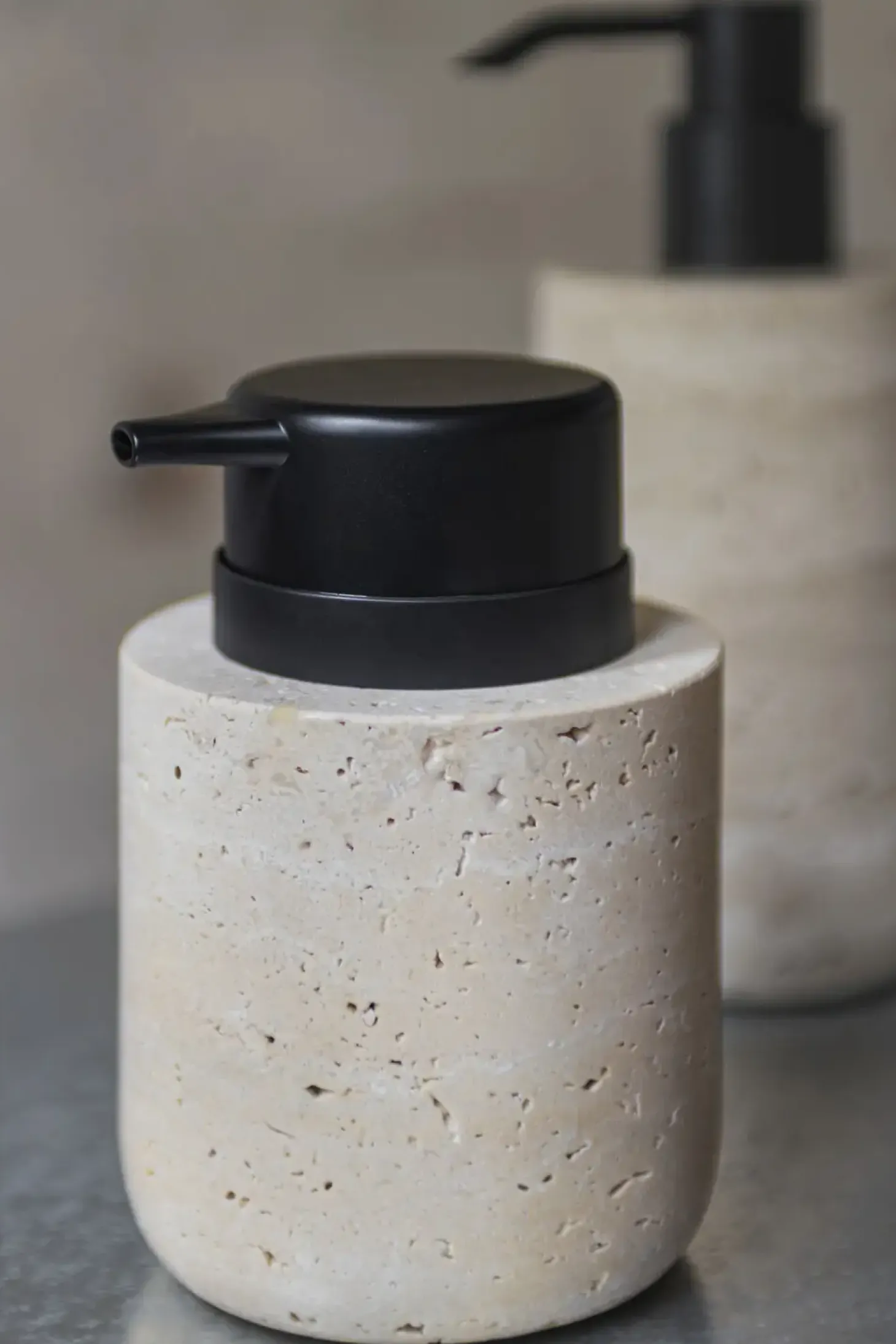 Mette Ditmer - TRAVERTINE dispenser, low - Linen