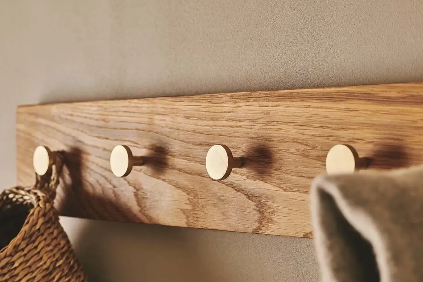 Moudhome - Ege Knagerække med Messing Knager - 70 cm