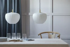 Moudhome - Lampe - MOMA pendel - Opal glas og børstet Messing