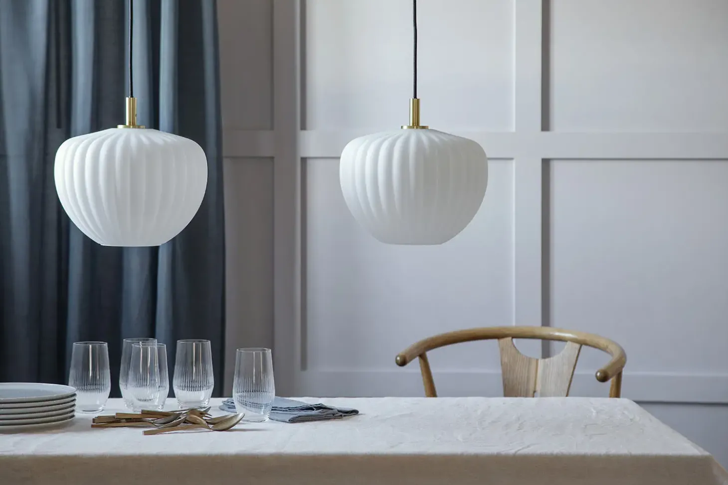 Moudhome - Lampe - MOMA pendel - Opal glas og børstet Messing