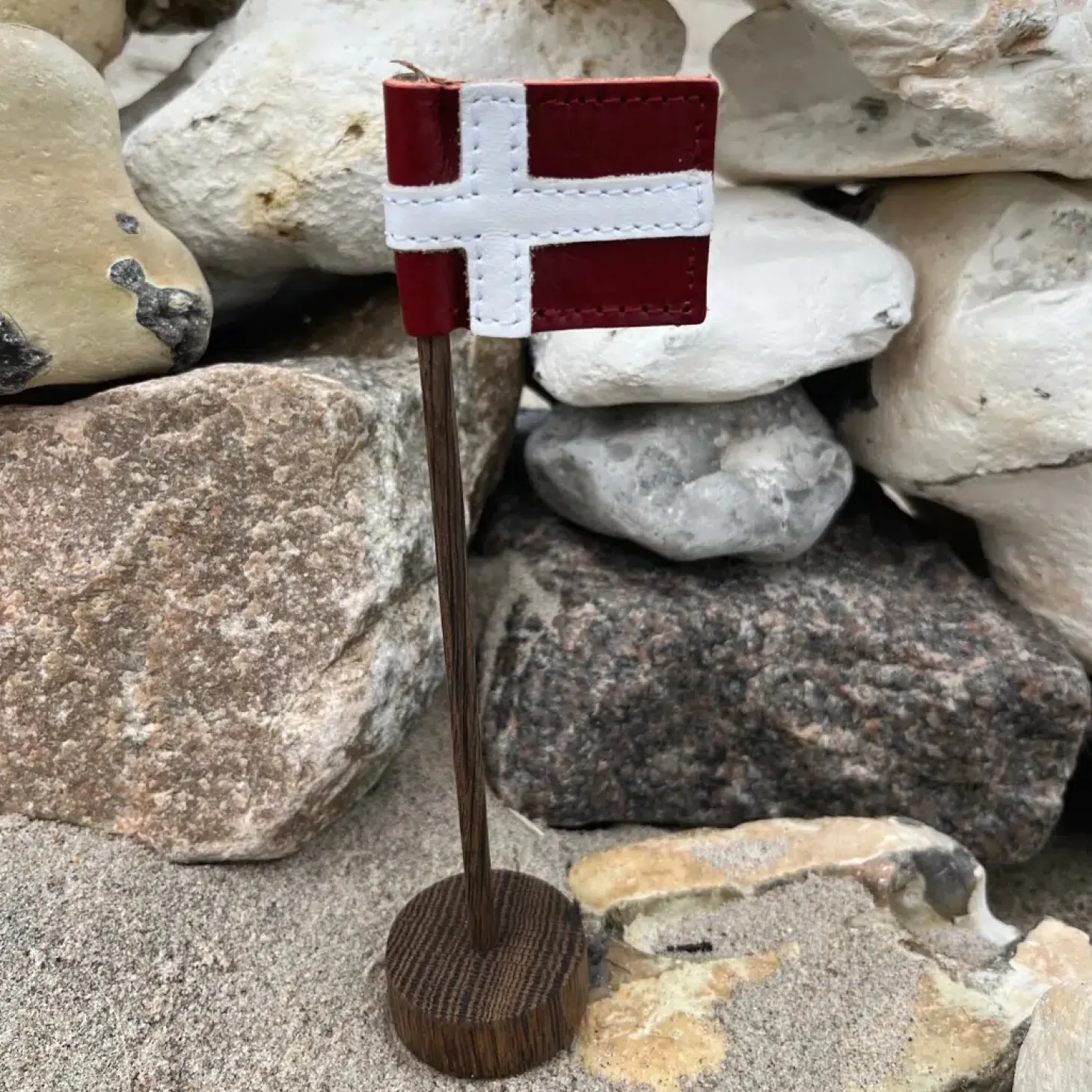 Nordic By Hand - Snoren - Bordflag mini i røget eg - H20
