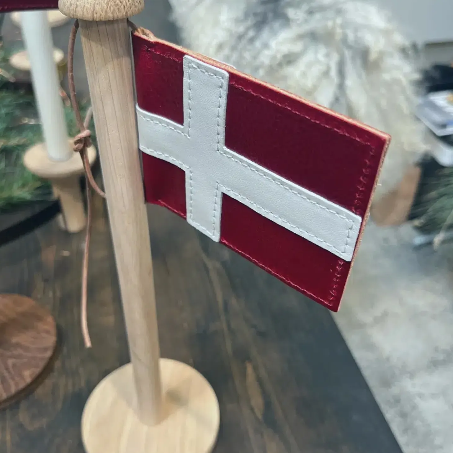 Nordic By Hand - Snoren - Bordflag i lys eg - H40