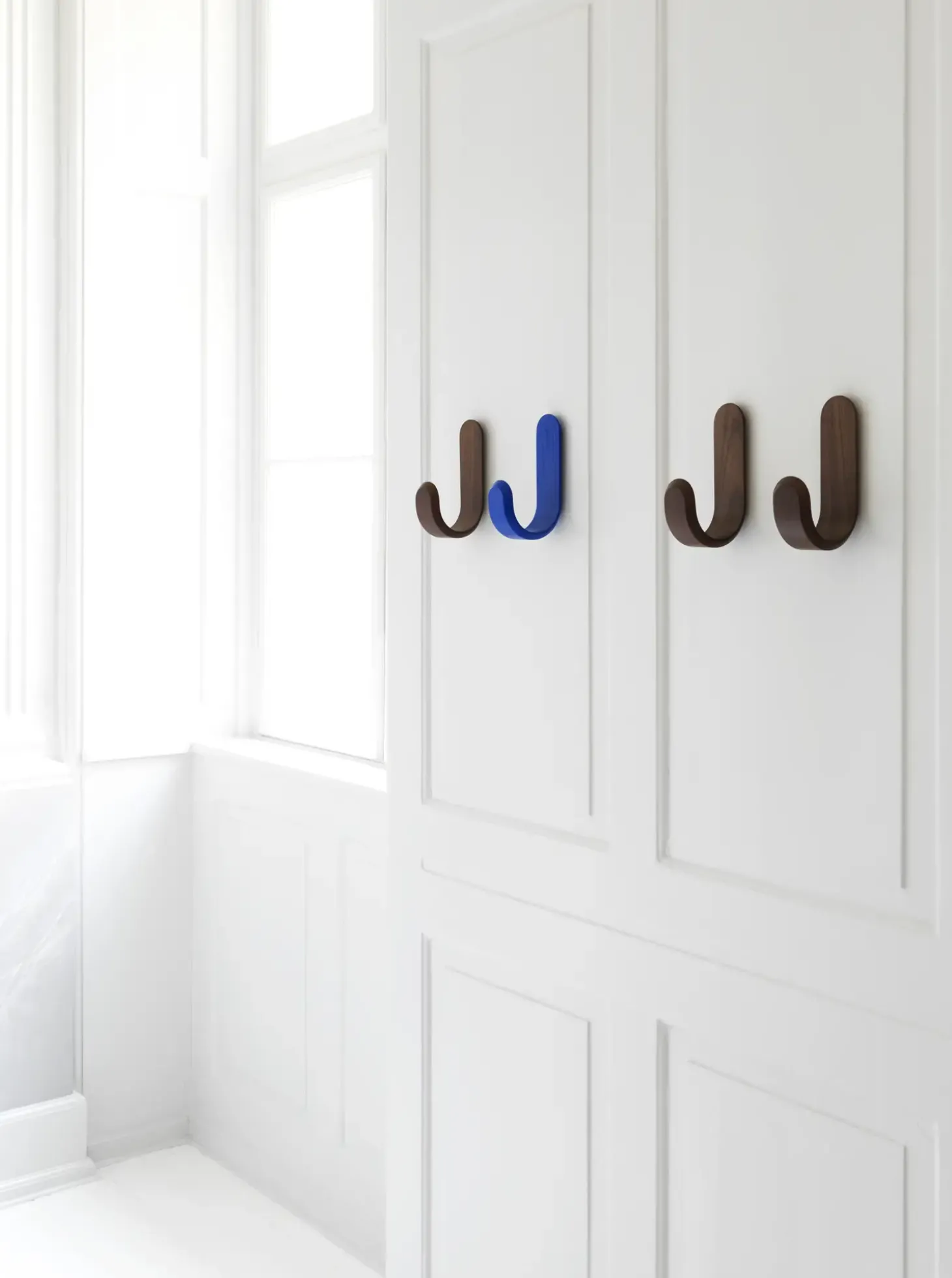 Normann Copenhagen - Curve Hook - Valnød træ