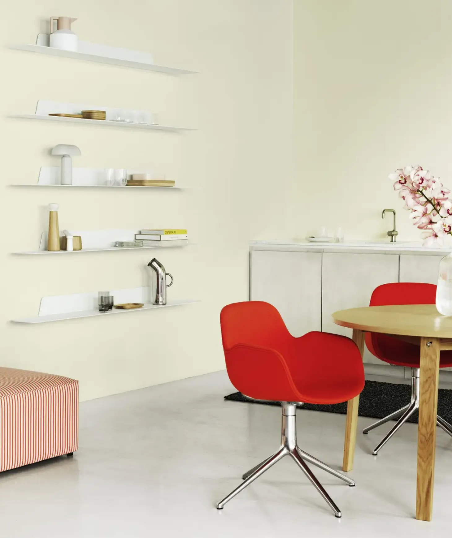 Normann Copenhagen - Form Armstol Swivel 5W med hjul - Alu/Blå