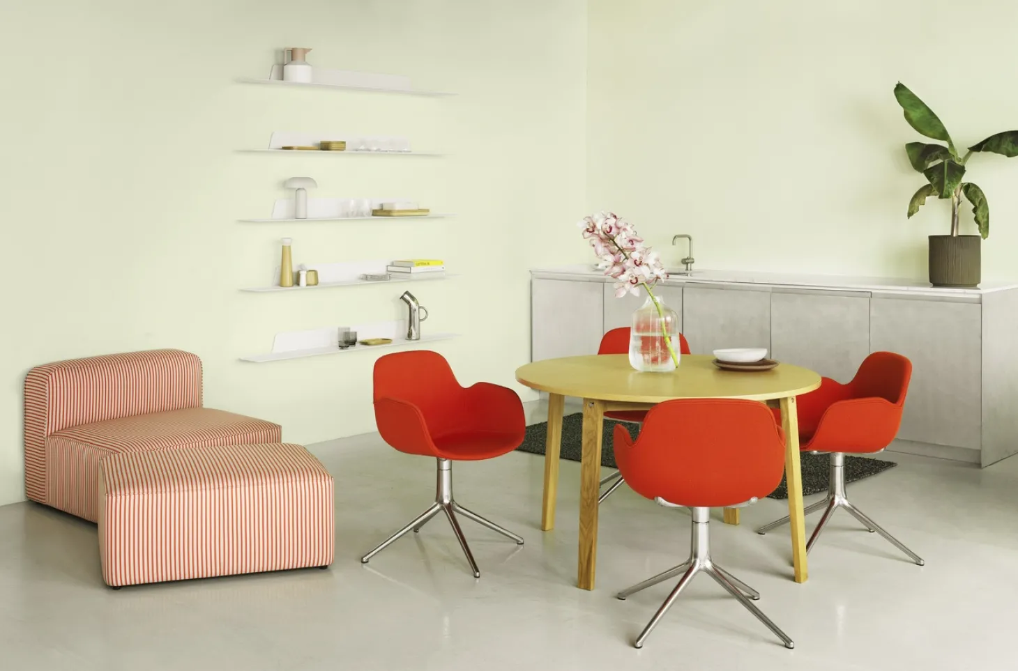 Normann Copenhagen - Form Armstol Swivel 5W med hjul - Sort/Varm grå
