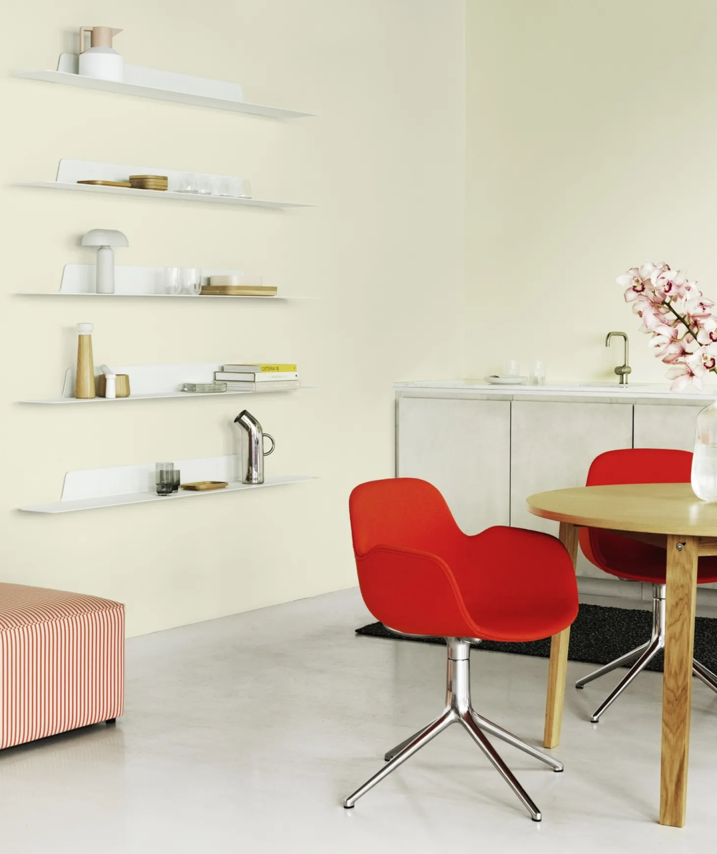 Normann Copenhagen - Form Armstol Swivel 5W med hjul - Sort/Lys grå