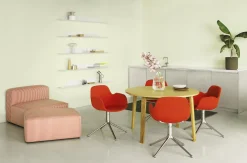 Normann Copenhagen - Form Armstol Swivel 5W med hjul - Sort/Lys grå