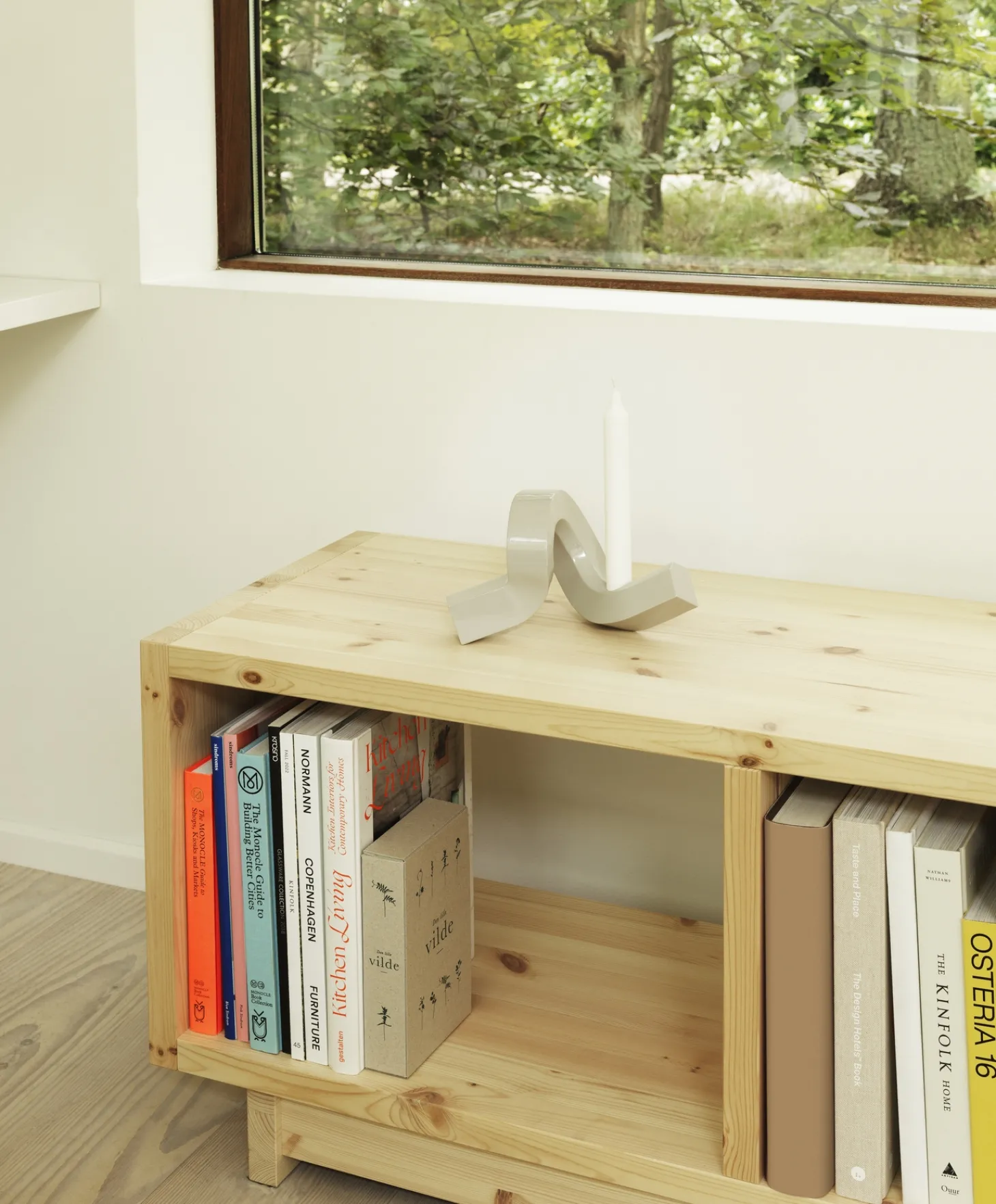 Normann Copenhagen - Lysestage - Crooked Candlestick One - Warm Grey / Varm Grå