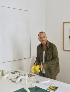 Normann Copenhagen - Lysestage - Crooked Candlestick One - Warm Grey / Varm Grå