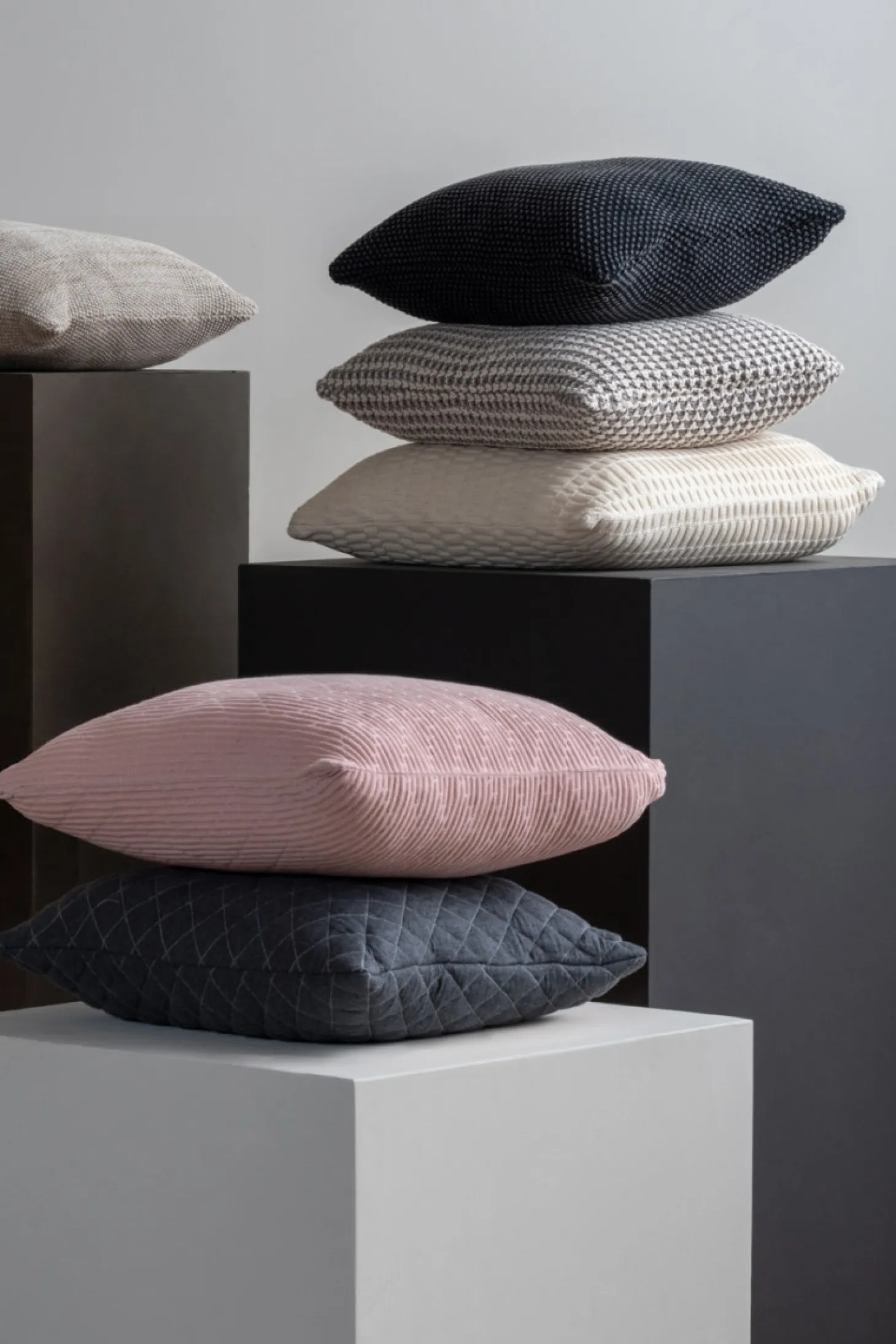 Present time - Cushion Zigzag knitted cotton soft pink