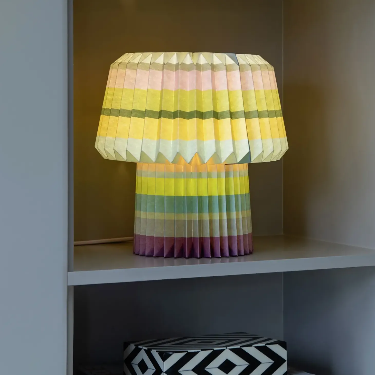 Remember - Bordlampe i papir - Anna stripes