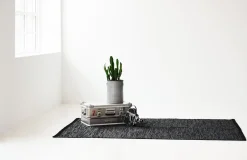 Rug Solid - Tæppe m. læder, sort - 65x135 cm