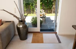 Tica Copenhagen - Smudsmåtte - Stripes Horizon - Ivory-Dijon-Brown - 90x130 cm