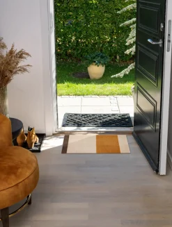 Tica Copenhagen - Smudsmåtte - Stripes Horizon - Ivory-Dijon-Brown - 60x90 cm