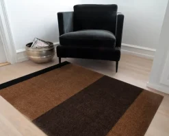 Tica Copenhagen - Smudsmåtte - Stripes Horizon - Cognac/Dark Brown/Black - 40x60 cm