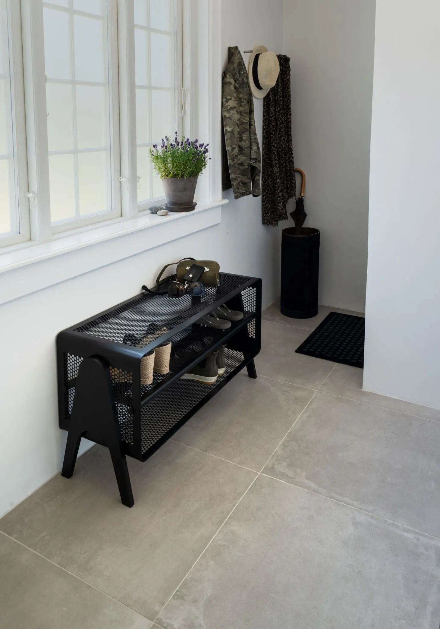 Tica Copenhagen - Stor gulvreol - Metal - Sort