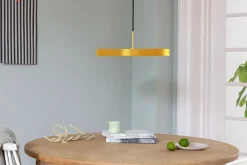 Umage - Pendel m/ messingtop - Asteria - Saffron yellow/gul - Medium Ø43 cm
