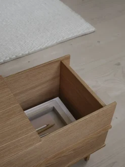 We Do Wood - Correlation Bench. Slagbænk i eg og med opbevaring